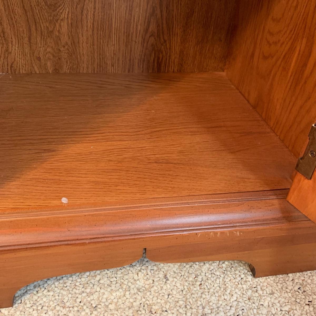 Queen Sized Wooden Broyhill Bed Frame w/ Nightstand (GB2HS)