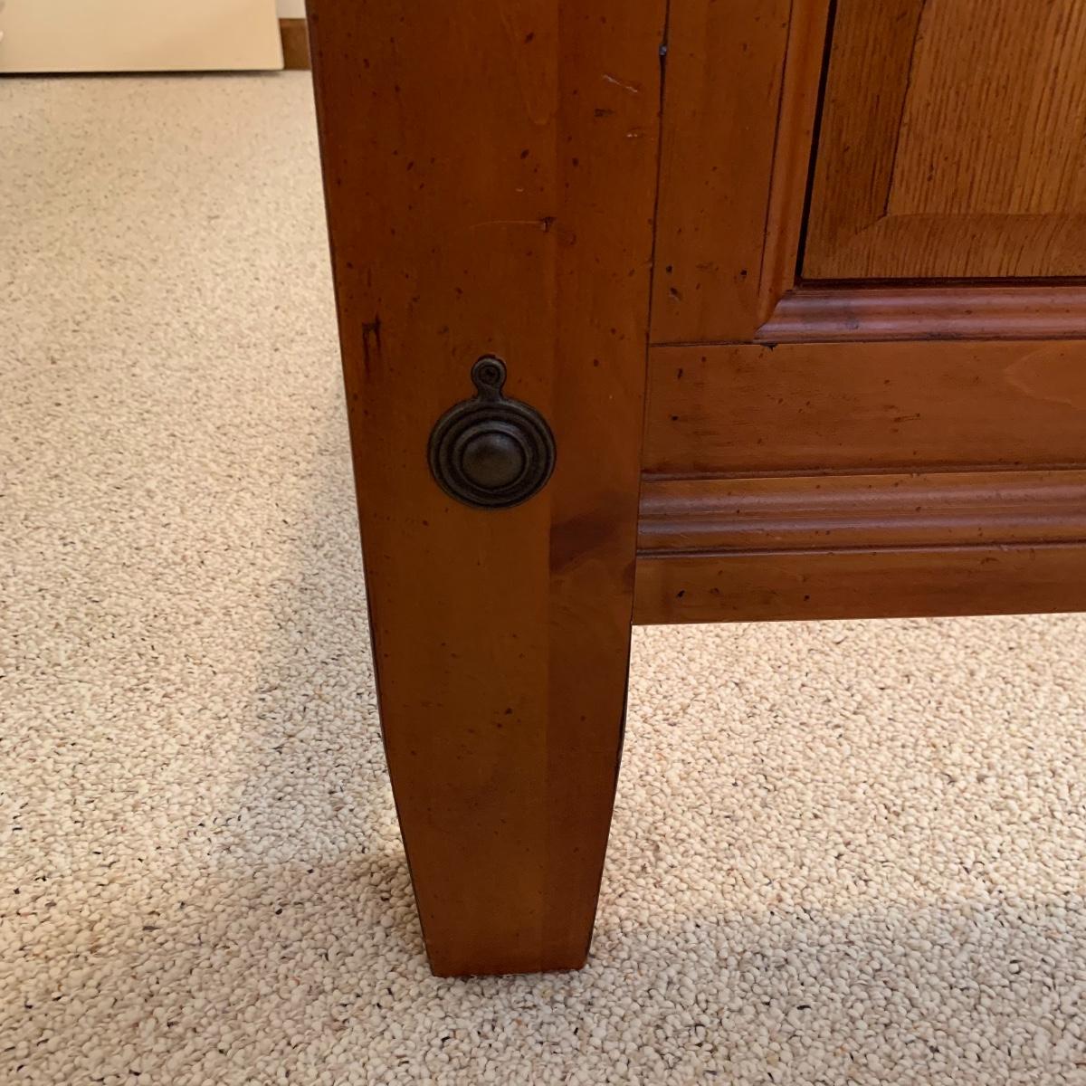 Queen Sized Wooden Broyhill Bed Frame w/ Nightstand (GB2HS)