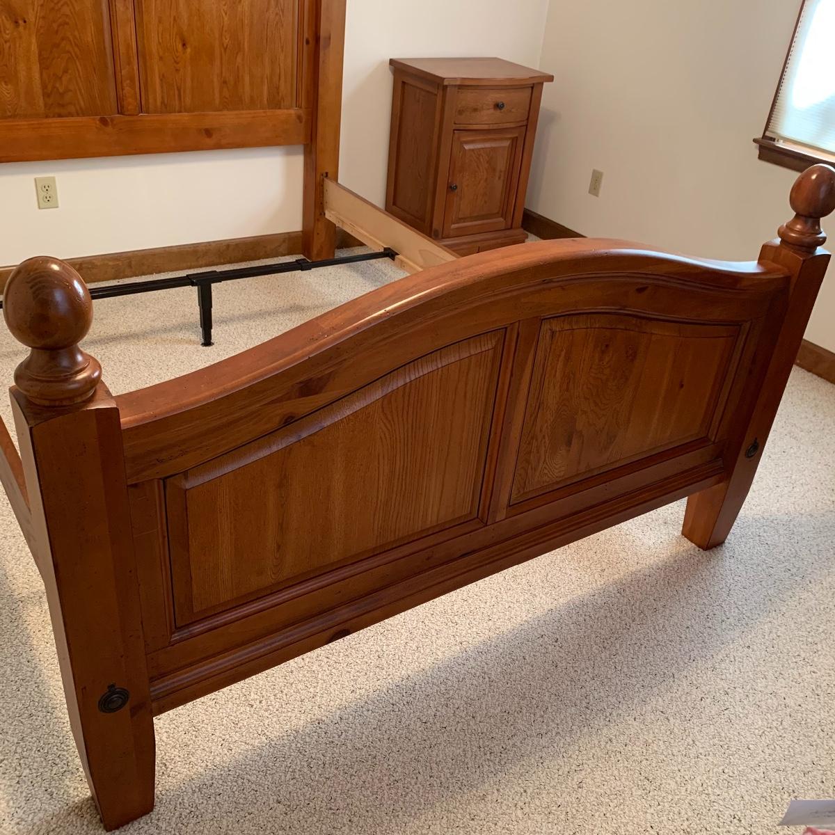 Queen Sized Wooden Broyhill Bed Frame w/ Nightstand (GB2HS)