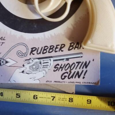 LOT 97  VINTAGE RUBBER BAND GUN AND TARGET