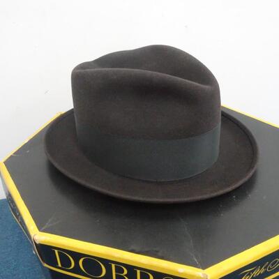 LOT 323. VINTAGE DOBBS HAT