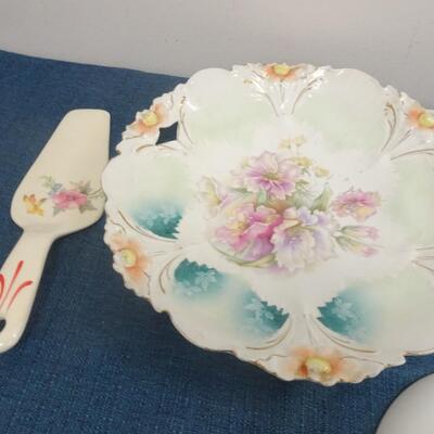 LOT 326. VARIETY OF PLATES AND CUPS