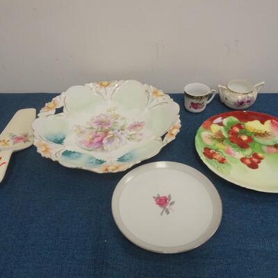 LOT 326. VARIETY OF PLATES AND CUPS