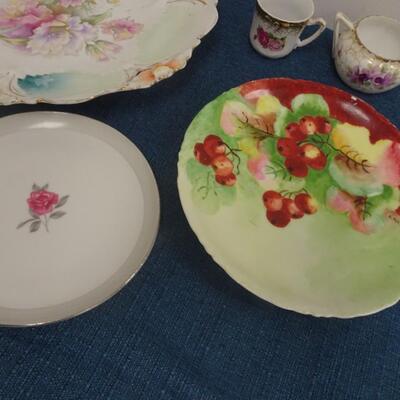 LOT 326. VARIETY OF PLATES AND CUPS
