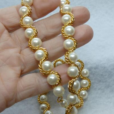 Gold Tone Twisted Wire Pearl Necklace
