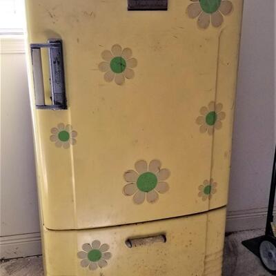 Lot #280  Vintage Crosley Shelvador Refrigerator - Project Piece