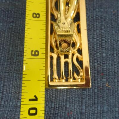 LOT 340. METAL CRUCIFIX