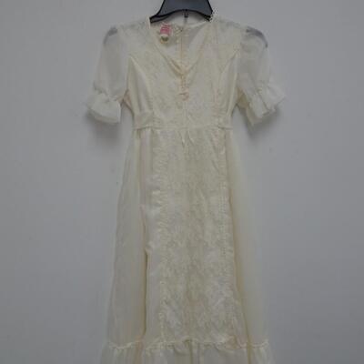 LOT 364. VINTAGE COMMUNION DRESS AND VEIL