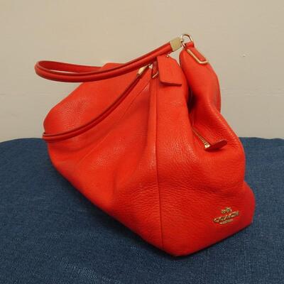 LOT 365. COACH LEATHER HANDBAG