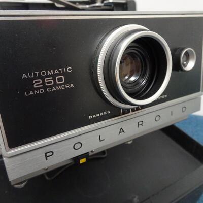 LOT 370. POLAROID AUTOMATIC LAND CAMERA 250