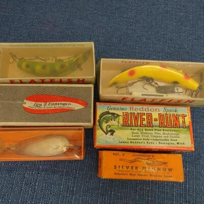 LOT 376. COLLECTION OF FISHING LURES