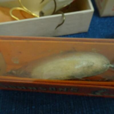 LOT 376. COLLECTION OF FISHING LURES