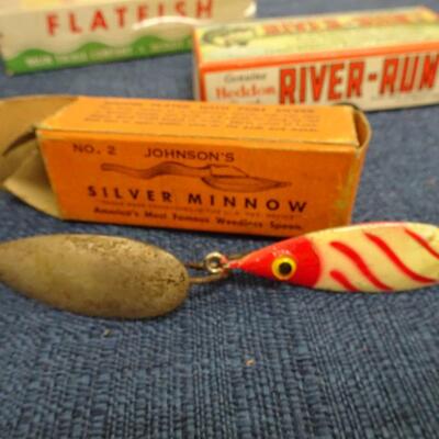 LOT 376. COLLECTION OF FISHING LURES