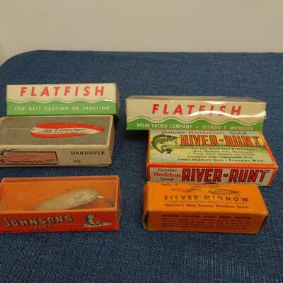 LOT 376. COLLECTION OF FISHING LURES