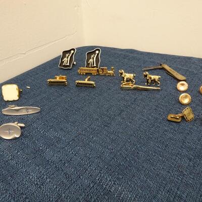 LOT 387. VINTAGE CUFFLINKS AND TIE TACKS