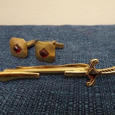 LOT 388. VINTAGE CUFFLINKS AND MONEY CLIP