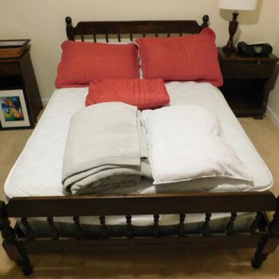 Solid Wood Head and Foot Board Full Sized Bed with Mattress Set and Bedding