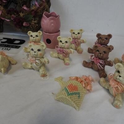 19 pc Decor: Vintage 1980s Mauve Floral Arrangement, Tea Light & 15 Figurines