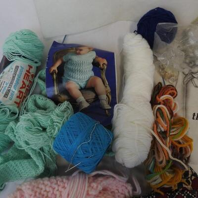 Craft Lot: Craft Tree Skirt, Pellon? Yarn, Pebbles