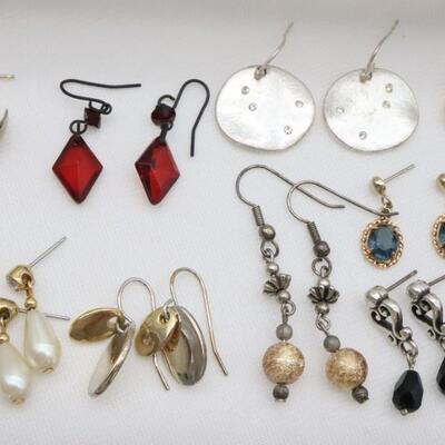 19 pairs of Earrings