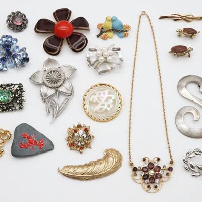 Lot of 26 Brooches
