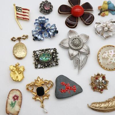 Lot of 26 Brooches