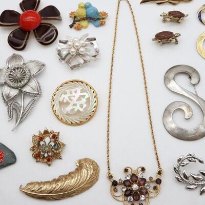 Lot of 26 Brooches