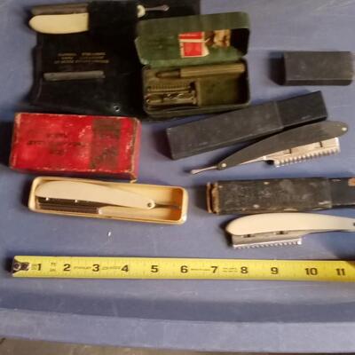 LOT 130  A LOT OF OLD STRAIGHT RAZORS