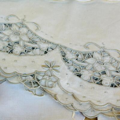 AA   GROUP LOT OF VINTAGE TABLE LINENS EMBROIDERED CUTWORK MADERIA