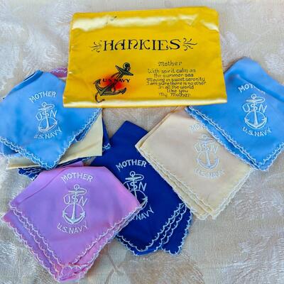 AA   VINTAGE WWII US NAVY HANKY KEEPER & 8 HANKIES EMBROIDERED MOTHER