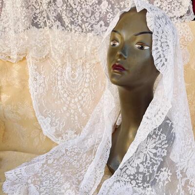 AA    VINTAGE  LACE MANTILLA & CHAPEL VEILS SPAIN