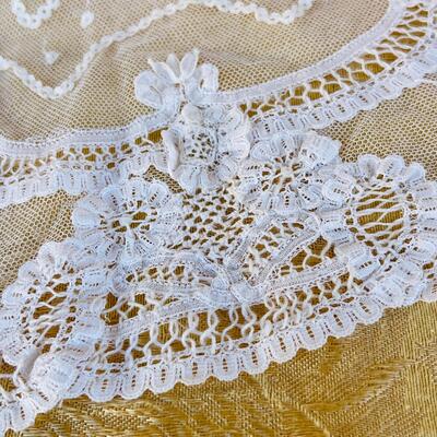 AA    VINTAGE  LACE MANTILLA & CHAPEL VEILS SPAIN