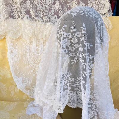 AA    VINTAGE  LACE MANTILLA & CHAPEL VEILS SPAIN