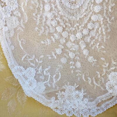 AA    VINTAGE  LACE MANTILLA & CHAPEL VEILS SPAIN