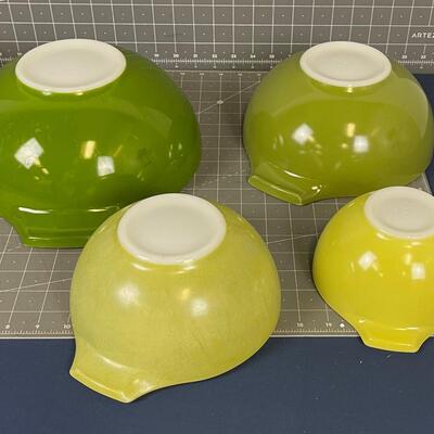 Set of Pyrex Nesting Bowls, vintage 1960's 
