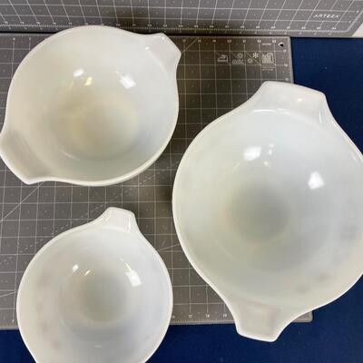 Pyrex Serving Bowls set of 3 Nesting 