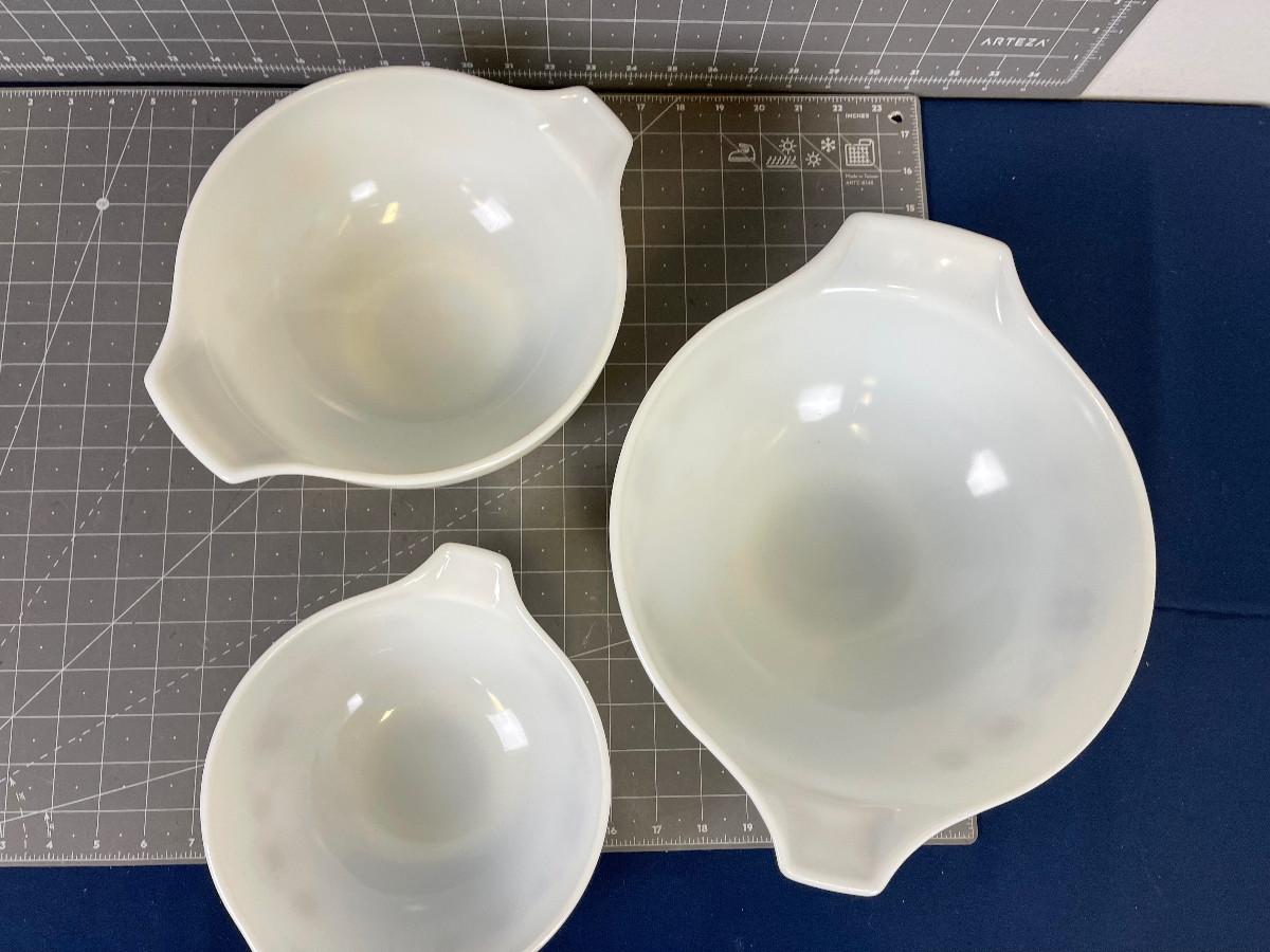 Pyrex Serving Bowls set of 3 Nesting