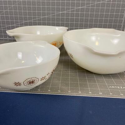 Pyrex Serving Bowls set of 3 Nesting 