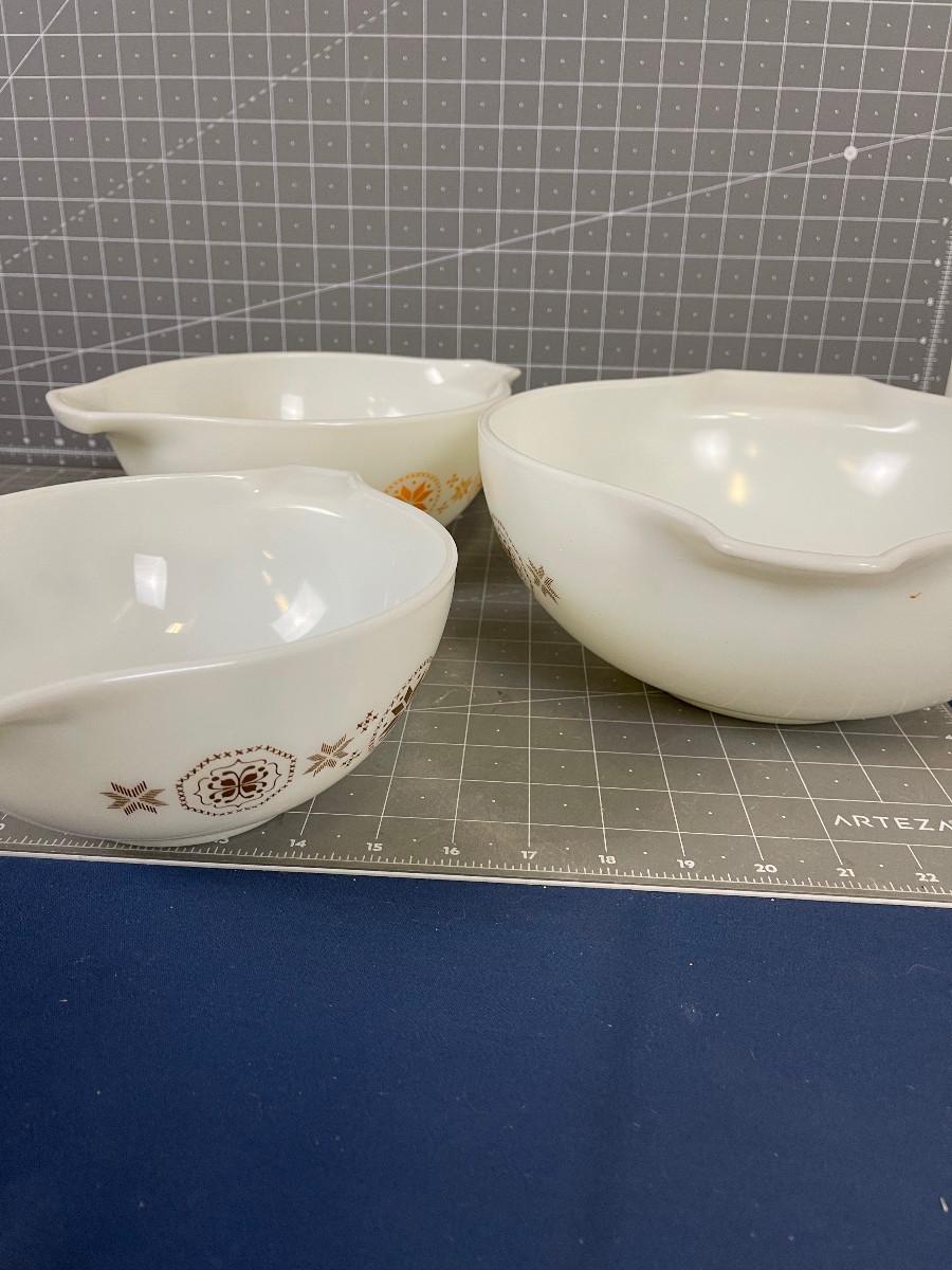 Pyrex Serving Bowls set of 3 Nesting