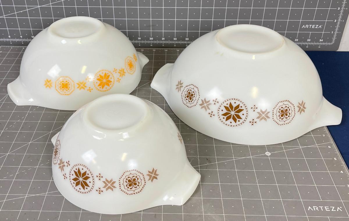 Pyrex Serving Bowls set of 3 Nesting