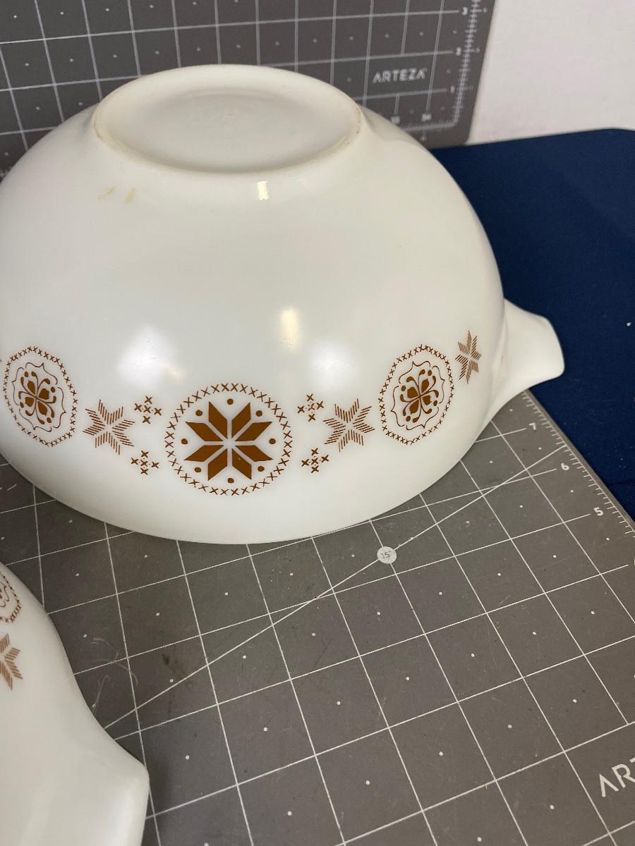 Pyrex Serving Bowls set of 3 Nesting