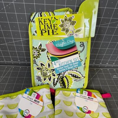Key Lime Pie Oven Mitt's and Kitchen Set 