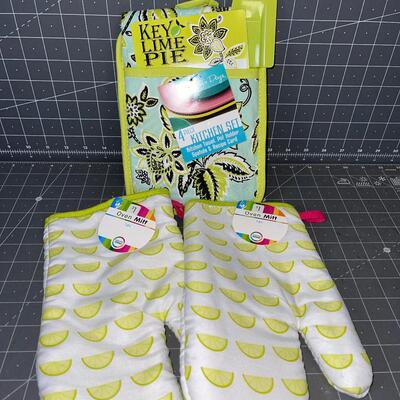 Key Lime Pie Oven Mitt's and Kitchen Set 