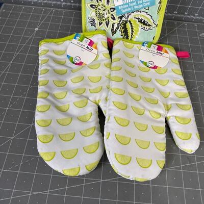 Key Lime Pie Oven Mitt's and Kitchen Set 