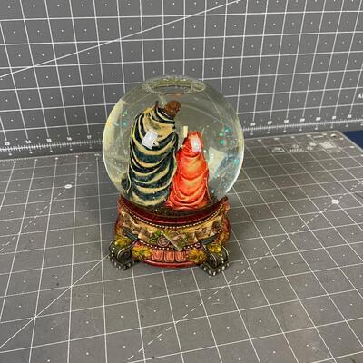 Baby Jesus and parents in the Snow Globe with Music