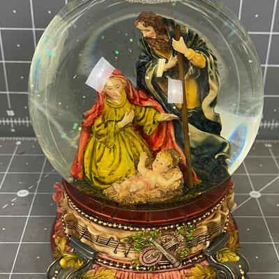 Baby Jesus and parents in the Snow Globe with Music