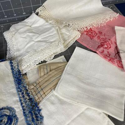 Vintage Hankies Doylies 