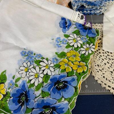 Vintage Hankies Doylies 