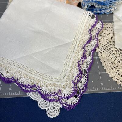 Vintage Hankies Doylies 