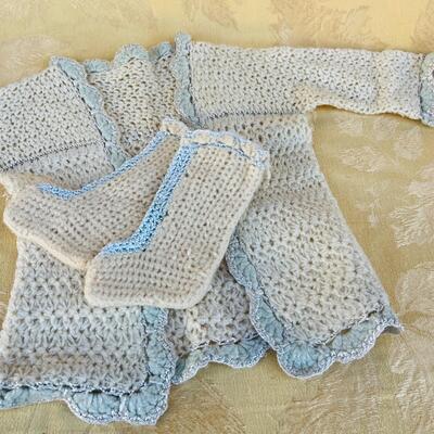 AA   GROUP OF VINTAGE HAND MADE BABY CLOTHES KNIT CROCHET BOOTIES SWEATER CAP